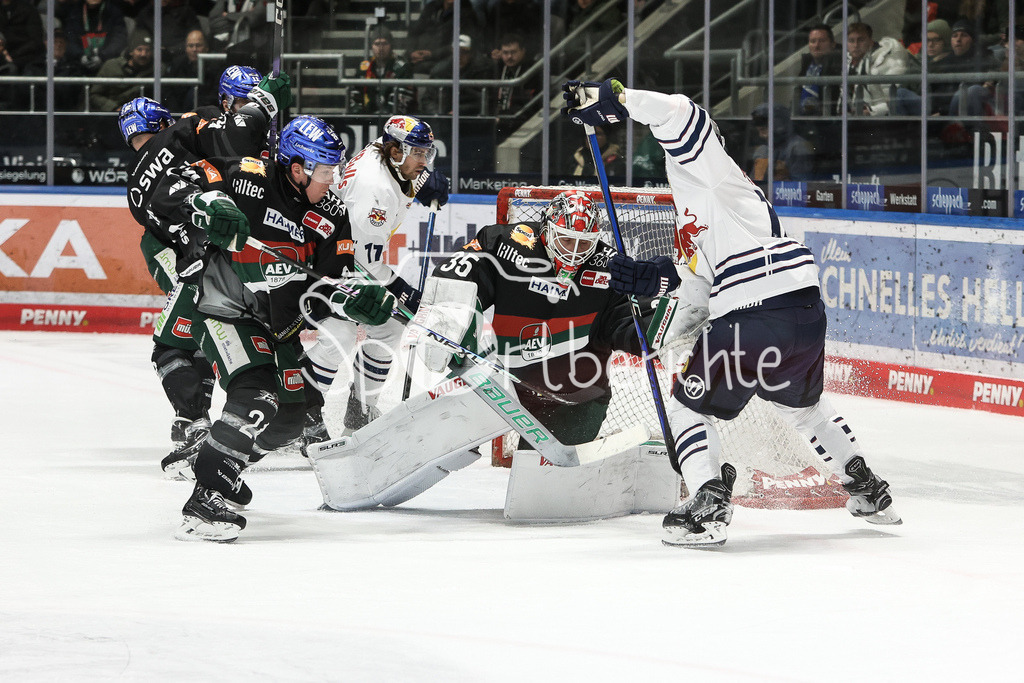 Augsburger Panther - EHC RB München | Benjamin SMITH (RBM #12) scheitert in dieser Szene an Markus KELLER (AEV #35)