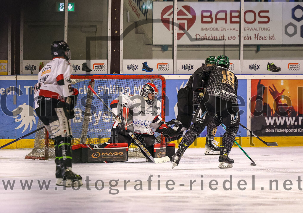 2024-03-08_009_TSV_Erding_gegen_EHC_Koenigsbrunn | Erding, Deutschland, 08.03.2024:
Eishockey, Bayernliga Playoffs 2023 / 2024, 1. Spieltag, TSV Erding gegen EHC Königsbrunn, Endergebnis: 3:0

Torwart Stefan Vajs (EHC Königsbrunn, #32), Daniel Krzizok (Erding Gladiators, #18)

Foto: Christian Riedel / fotografie-riedel.net