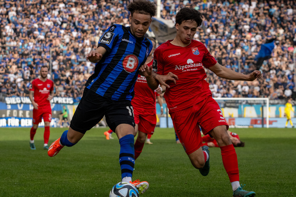 06.04.2024, Fußball 3. Liga, Saison 2023/24, 32. Spieltag: Waldhof Mannheim gegen SpVgg Unterhaching (6:1). Im Bild: Jalen Hawkins (11, Waldhof Mannheim) und Max Lamby (3, SpVgg Unterhaching) | 06.04.2024, Fußball 3. Liga, Saison 2023/24, 32. Spieltag: Waldhof Mannheim gegen SpVgg Unterhaching (6:1). Im Bild: Jalen Hawkins (11, Waldhof Mannheim) und Max Lamby (3, SpVgg Unterhaching) - Realisiert mit Pictrs.com