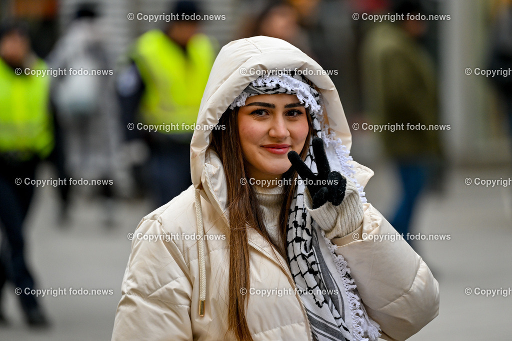 Demonstration Paleastina in Linz_ Pro Gaza_ 14.01.2024-45 | 14.01.2024, Linz, AUT, Demonstration, im Bild Palästina, Palaestina, Gaza, Demoteilnehmer, Teilnehmer, Kundgebung, Plakate, Fahnen, Polizei, Beamte, Polizeifahrzeuge, Einsatzkraefte, Israel, Krieg, Hamas, Geisel, Freiheit, Frieden