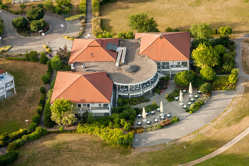 Aerial view: Restaurant of the Baden-Baden Golf Club Soufflenheim in Soufflenheim in the state Bas-Rhin, France. – Photo: IMG_30494.jpg taken on 07/09/2010 by Werner Riehm/FLY-FOTO.com – Resolution of the original: 4752 x 3168 px