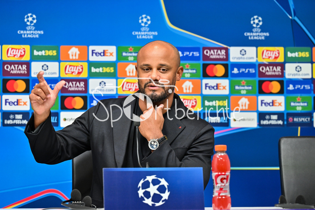 Paphos FC - FC Bayern München | im Bild Vincent KOMPANY Trainer FC Bayern Muenchen auf der Pressekonferenz vor dem Spiel in Pafos / Einzelfoto / Freisteller