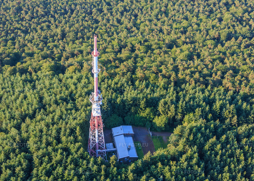 Vue aérienne: Tour de transmission rouge et blanche au Col du Pigeonnier à Wissembourg dans le département Bas Rhin, France – .Photo: IMG_157675.jpg prise le 19/06/2026 par Werner Riehm/FLY-FOTO.eu – Résolution de l'original: 5481 x 3901 px