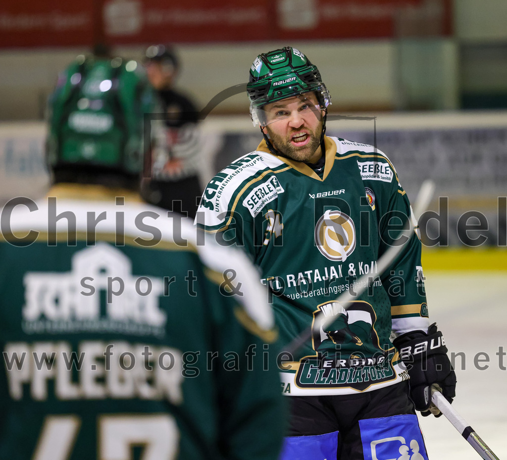 2025-12-14_135_TSV_Erding_gegen_ECDC_Memmingen_Indians | iErding, Deutschland, 14.12.2025:Eishockey, Oberliga Süd 2025 / 2026, 26. Spieltag, TSV Erding gegen ECDC Memmingen Indians, Endergebnis: 1:2Marco Pfleger (Erding Gladiators, #47), Markus Eberhardt (Erding Gladiators, #94)Foto: Christian Riedel / fotografie-riedel.net