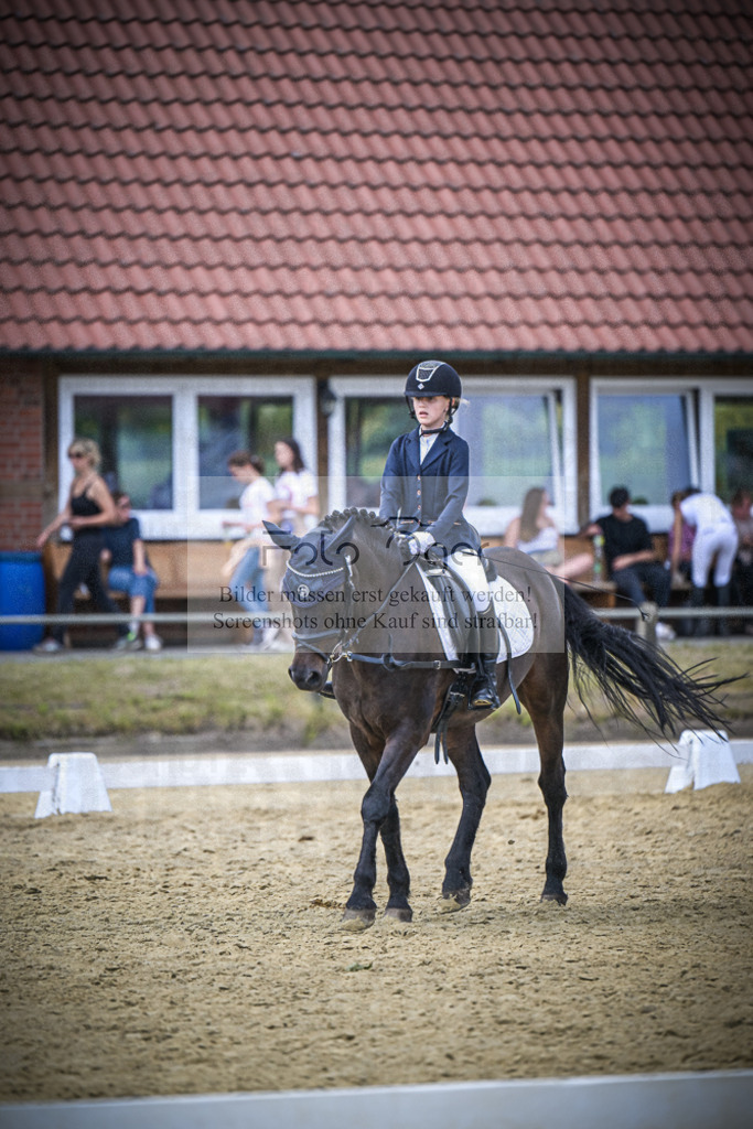 DOS_8494 | Entdecke hochwertige Reitturnierfotos von Foto Oger. Professionell, emotional und authentisch – jetzt Lieblingsmomente im Shop bestellen.Deutschlandweite Turnierfotografie. - Realisiert mit Pictrs.com