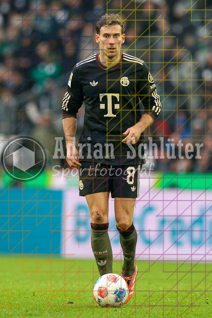 Borussia Mönchengladbach vs FC Bayern München - Bundesliga  | Mönchengladbach, Deutschland, 25.10.25:   Leon Goretzka (FC Bayern München) in Aktion am Ball, Einzelaktion waehrend des Spiels der Bundesliga zwischen Borussia Mönchengladbach vs FC Bayern München im Stadion im Borussia Park(Foto von Brauer-Fotoagentur / Adrian Schlueter)