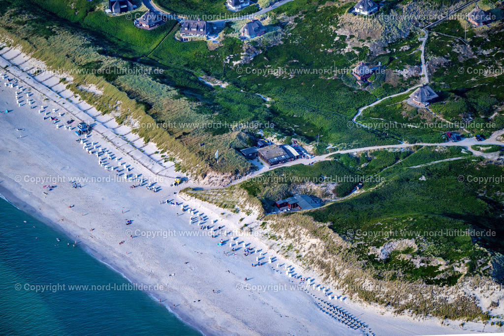 Sylt_Hörnum_Strandrestaurant_Kaphorn_ELS_6826130825 | HöRNUM (SYLT) 13.08.2025 Tische und Sitzbänke der Freiluft- Gaststätte " Kaphorn " an der Straße Strandweg in Hörnum (Sylt) Insel Sylt im Bundesland Schleswig-Holstein, Deutschland. // Tables and benches of open-air restaurant " Landfein " on street Strandweg in Hoernum (Sylt) island Sylt in the state Schleswig-Holstein, Germany. Foto: Martin Elsen