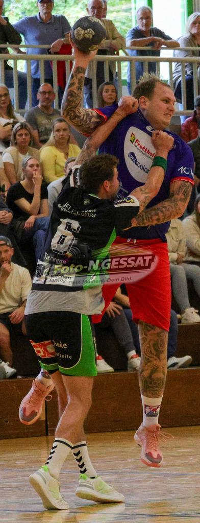 SG Bünde-Dünne - VfL Handball Mennighüffen | Auf dem Bild zu sehen: blau SG Bünde-Dünne: Mika Frederik Dankert ; schwarz VfL Handball Mennighüffen: Marvin ViereggeSG Bünde-Dünne, VfL Handball Mennighüffen, Saison 26/27, Oberliga, Bünde, Deutschland - Realisiert mit Pictrs.com