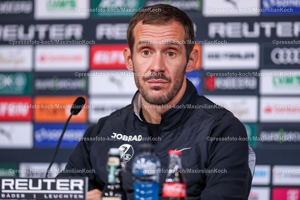 BMG05102501142 | 05.10.2025, Fußball, Borussia Mönchengladbach - SC Freiburg, 1. Fußball Bundesliga, Borussia-Park, Saison 2025 2026: Die Trainer bei der Pressekonferenz nach dem Spiel. DFB regulations prohibit any use of photographs as image sequences and or quasi-video.