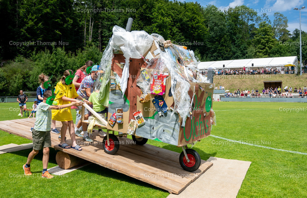 DSC_6342 | bli, Wintrerkasten ,Scheeserennen 2025, eine originelle Scheese die aussah wie eine Müllsammlung " ´Die Olchis"   Bild: Thomas Neu