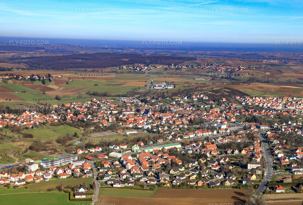 Aerial view: Rue de Strasbourg in Soultz-sous-Forêts in the state Bas-Rhin, France. – Photo: IMG_37448.jpg taken on 02/07/2011 by Werner Riehm/FLY-FOTO.com – Resolution of the original: 3792 x 2562 px