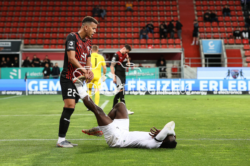FC Ingolstadt - SV Waldhof Mannheim | Marcel COSTLY (FCI #22) hilft Kennedy Onyedika OKPALA (SVW #32) / Zerrung / verletzt / verletzung