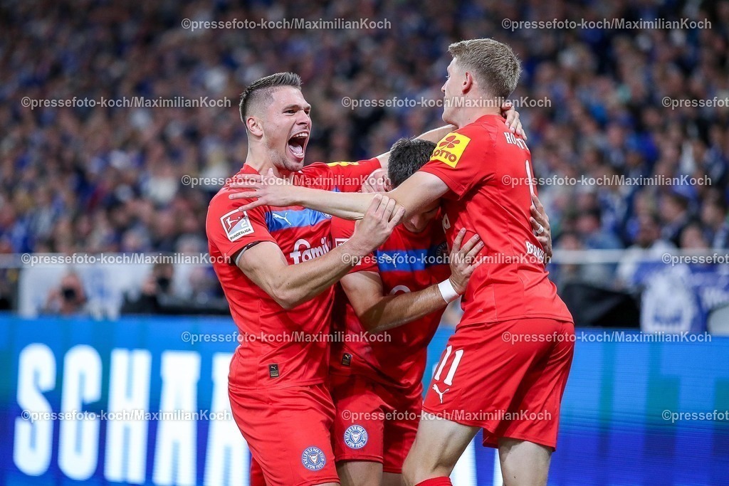 S0413092501046 | 13.09.2025, Fußball, FC Schalke 04 - Holstein Kiel, 5.Spieltag, 2. Fußball Bundesliga, Veltins-Arena Gelsenkirchen, Saison 2025 2026: Torjubel nach dem Tor zum 1:0 durch Torschütze Alexander Bernhardsson (Holstein Kiel #11)  zusammen mit  Adrián Kapralik (Holstein Kiel #20) DFB regulations prohibit any use of photographs as image sequences and or quasi-video.