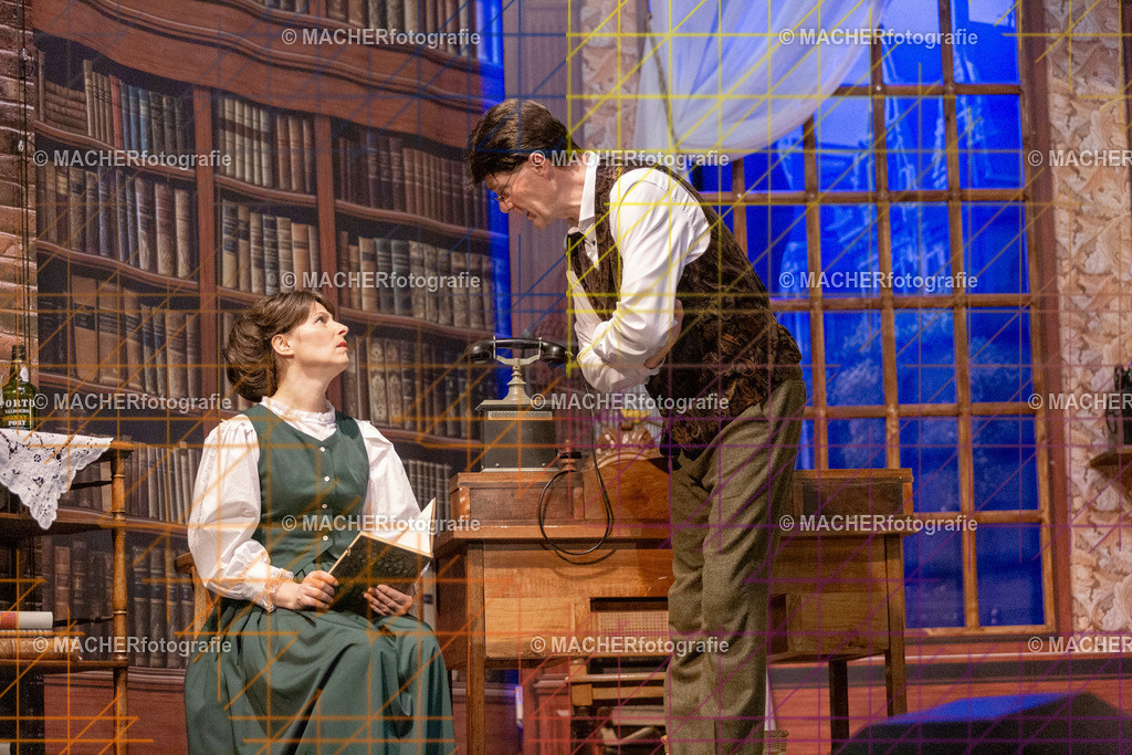 198_MFL-2025 | Portraitbilder von Regisseur; Darsteller; Techniker; Maske; Kostüme; Chor; Musiker; Bilderserie der Generalprobe und der Premierenvorstellung, Szenenbilder; Ausdrucksstudien; Bühnenüberblick; Bühnenkulissen; Pressefotos inkl. Redaktionsfoto Darstellergruppe.