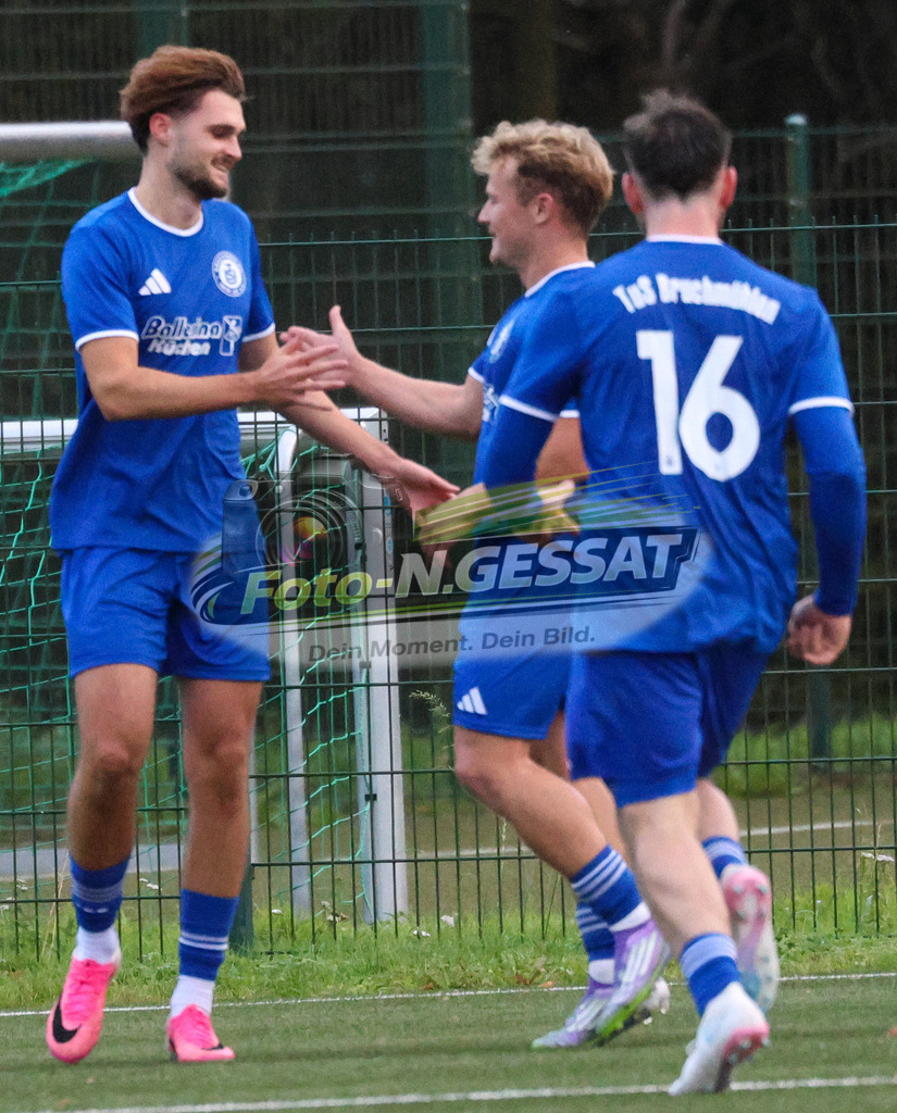 TuS Bruchmühlen - Bünder SV | Auf dem Bild zu sehen: blau TuS Bruchmühlen: Jubel 3:1, Links Torschütze: Niklas Saalfrank TuS Bruchmühlen, Bünder SV, Saison 26/27, Kreisliga A, Bruchmühlen, Deutschland - Realisiert mit Pictrs.com