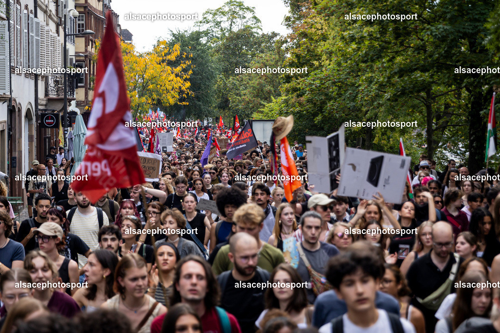 _B7A7346 | Manifestation des agents de la fonction publique a Strasbourg, le 29 septembre 2026, dans le cadre d'une journee nationale de greve et de mobilisation. Le cortege est parti de la place Kleber et a defile dans les rues du centre-ville avant de rejoindre la place de la Republique. - Realisiert mit Pictrs.com