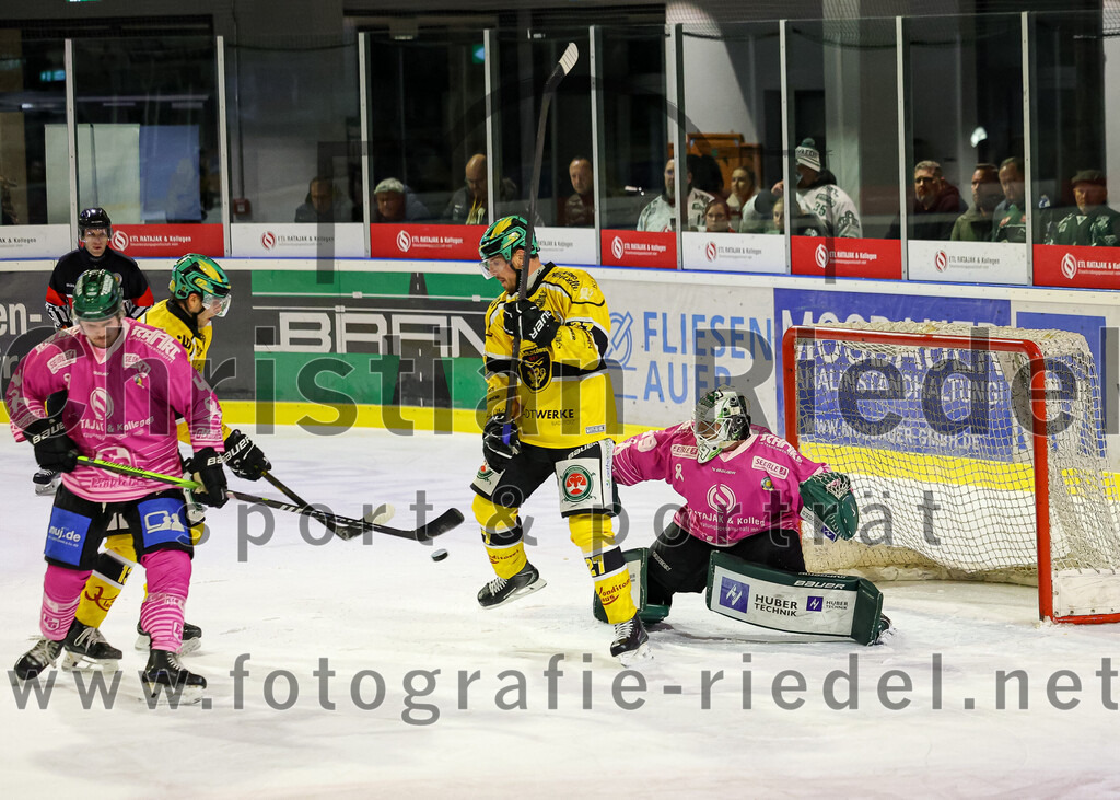 2025-10-28_078_TSV_Erding_gegen_Toelzer_Loewen | Erding, Deutschland, 28.10.2025:Eishockey, Oberliga Süd 2025 / 2026, 13. Spieltag, TSV Erding gegen Tölzer Löwen, Endergebnis: 2:5Jesse Kauhanen (Erding Gladiators, #4), Nicolas Sauer (Tölzer Löwen, #13), Sandro Schönberger (Tölzer Löwen, #27), Torwart Leon Meder (Erding Gladiators, #39)Foto: Christian Riedel / fotografie-riedel.net