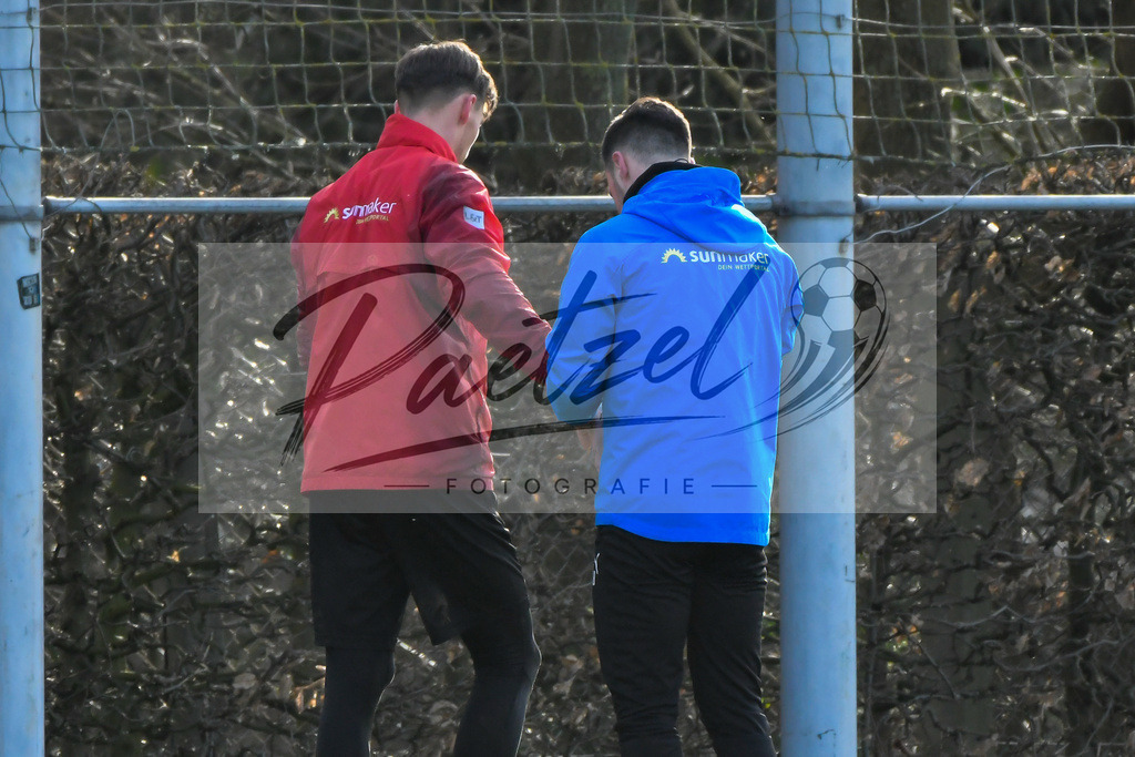 20200215_TRAOSN_0027 | Fussball, Herren: Torhueter Nils Koerber (VfL Osnabrueck) wird behandelt von Physiotherapeut Lennart Bartling (VfL Osnabrueck) waehrend der Trainingseinheit des VfL Osnabrueck im Sportpark Illoshoehe am 15.02.2020 in Osnabrueck, Deutschland. - Realisiert mit Pictrs.com