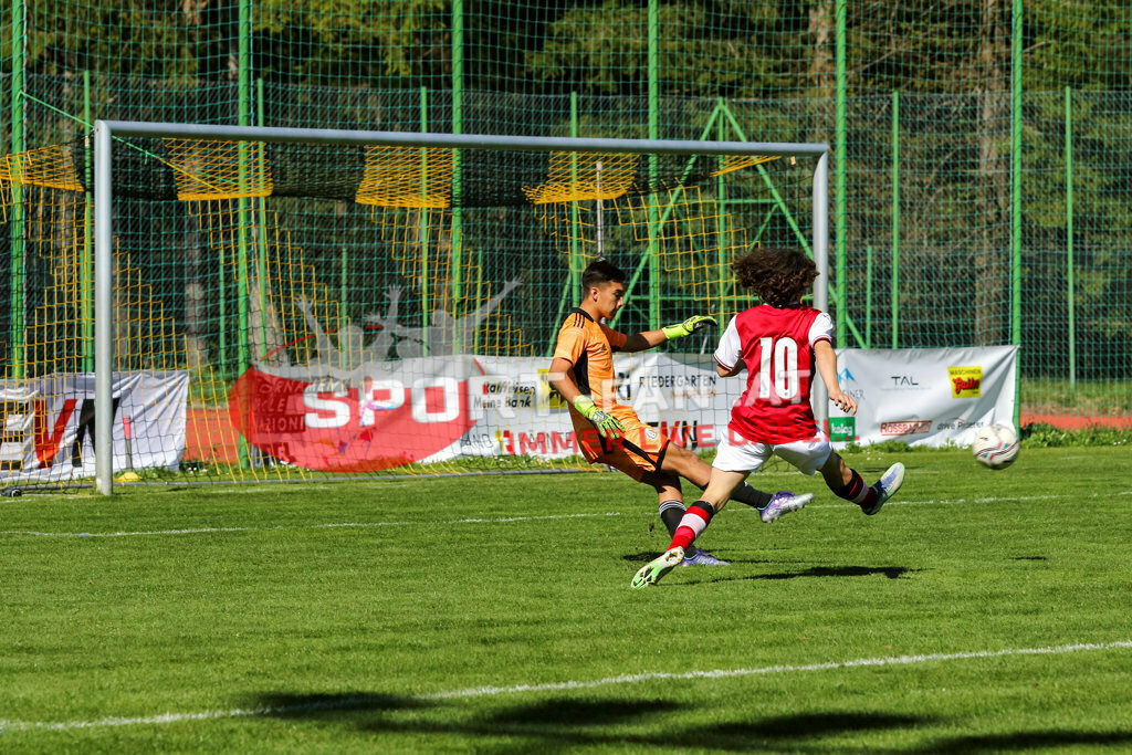 AUSTRIA U15 - MEXICO U15 | FABIAN SILBER (Austria #10) Cristo Navarete (Mexico #1) ; AUSTRIA U15 - MEXICO U15 am 29.04.2022 in Arnoldstein
(Sportplatz), AUSTRIA, (Photo by Ernst Krawagner sport-fan.at) - Realisiert mit Pictrs.com