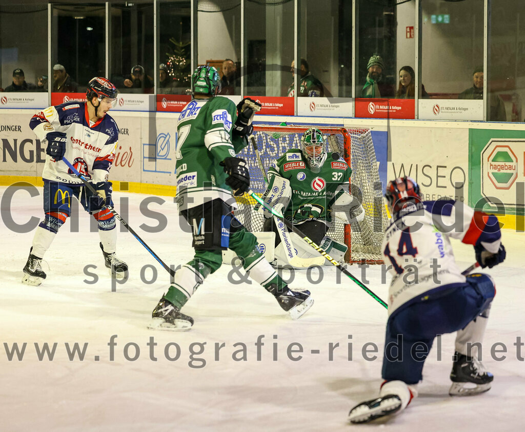 2024-01-05_061_TSV_Erding_gegen_VfE_Ulm-Neu-Ulm | Erding, Deutschland, 05.01.2024:
Eishockey, Bayernliga Vorrunde 2023 / 2024, 22. Spieltag, TSV Erding gegen VfE Ulm/Neu-Ulm, Endergebnis: 7:6

Elia Ostwald (Erding Gladiators, #17), Torwart Dimitri Pätzold (Erding Gladiators, #32), Dominik Synek (VfE Ulm/Neu-Ulm e. V., #14)

Foto: Christian Riedel / fotografie-riedel.net