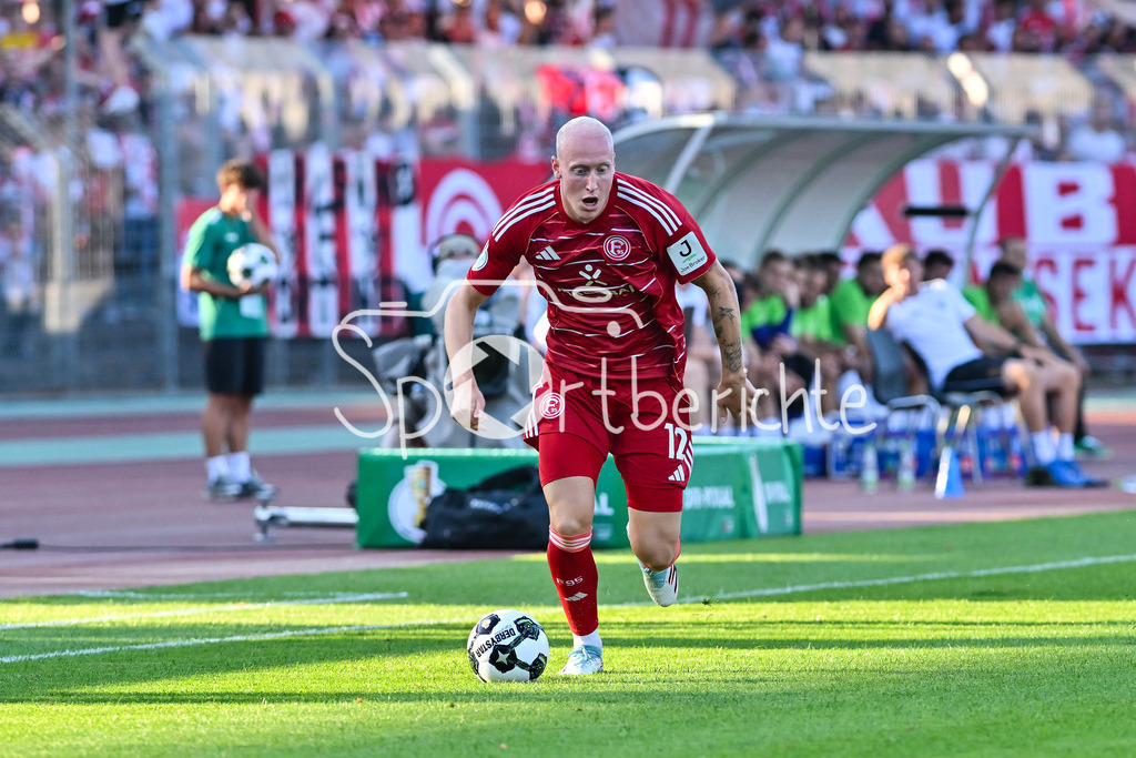 1. FC Schweinfurt 05 - Fortuna Düsseldorf | am Ball Valgeir Lunddal FRIDRIKSSON (Fortuna 12) / Einzelfoto / Freisteller / DFB-Pokal: 1. FC Schweinfurt 05 - Fortuna Düsseldorf; Riedel-Bau Arena am 18.08.2025