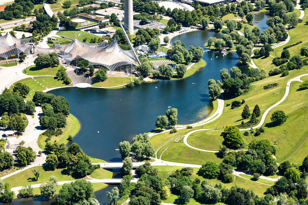 dr__0053719.jpg | MüNCHEN 12.06.2020 Parkanlage des Olympiapark mit den Hügel des "Olympiaberg" am Olympiasee im Ortsteil Neuhausen-Nymphenburg in München im Bundesland Bayern, Deutschland. Weiterführende Informationen bei: Olympiapark München GmbH. // Park of the Olympiapark overlooking the hill of the "Olympiaberg" in the district Neuhausen-Nymphenburg in Munich in the state Bavaria, Germany. Further information at: Olympiapark Muenchen GmbH. Foto: Daniel Reiter