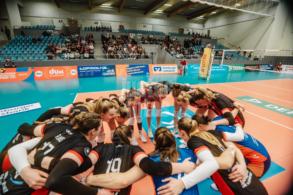 Volleyball | Frauen | Saison 2025/2026 | Volleyball Bundesliga | ETV Hamburger Volksbank Volleys vs. VfB Suhl LOTTO Thüringen | 07.03.2026 | ETV im Kreis vor dem Spiel
