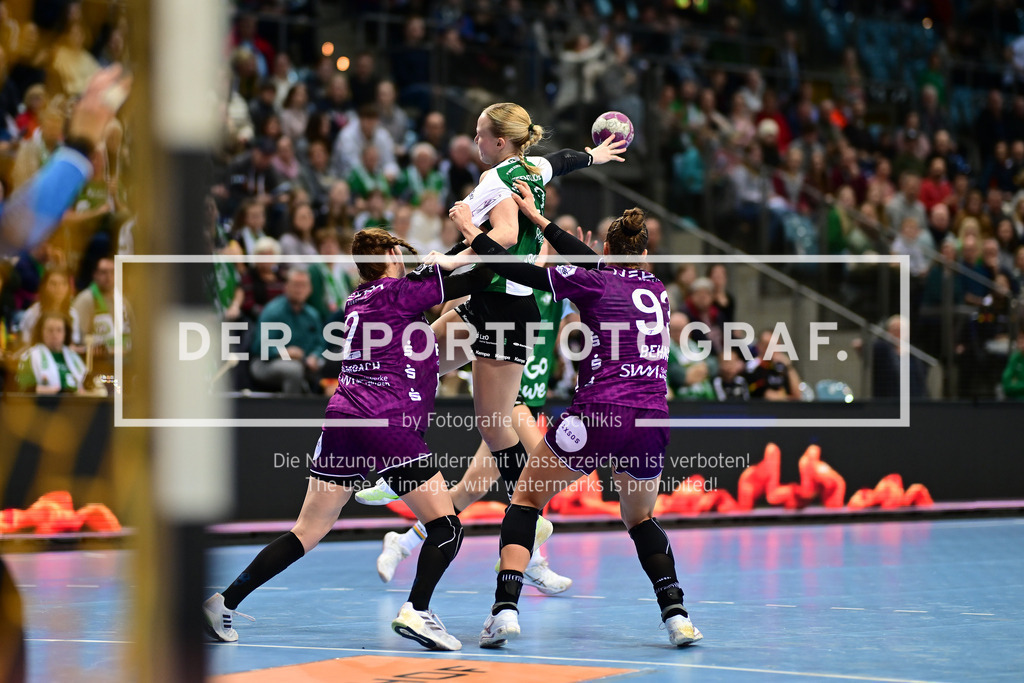Handball I Frauen I Saison 2024-2025 I 1. HBF I 12. Spieltag I VfL Oldenburg - TuS Metzingen I 055857 | Lisa Borutta (2, VfL Oldenburg) und Viktoria Woth (98, TuS Metzingen) gegen Lotta Röpcke (22, VfL Oldenburg) in der Mitte - Realisiert mit Pictrs.com