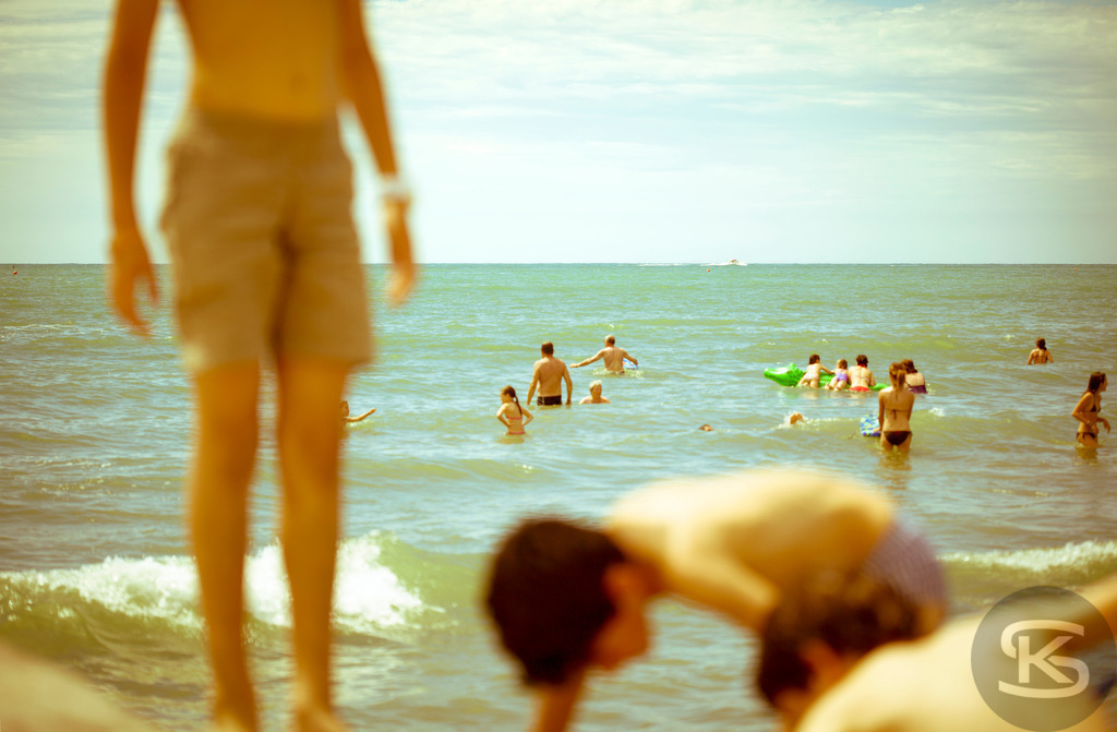 Beach Life - Momente am Meer: Alltag und Stille an der Adria | Dokumentarische Strandfotografie von der italienischen Adriaküste. Intime Aufnahmen von Caorle, Cavallino-Treporti und Eraclea Mare zeigen separierte Menschen in Momenten der Ruhe und Kontemplation. Eine fotografische Studie über Einsamkeit und Entspannung am Strand von Fotograf Stefan Kuhn. - Realisiert mit Pictrs.com