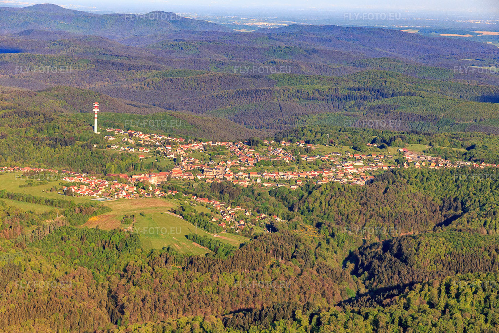 Vue aérienne: Vue de la ville près de la tour hertzienne de Goetzenbruck dans les Vosges du Nord depuis l'ouest à Goetzenbruck dans le département Moselle, France. Photo: IMG_145774.jpg prise le 30/04/2025 par Werner Riehm/FLY-FOTO.eu – Résolution de l'original: 5472 x 3648 px