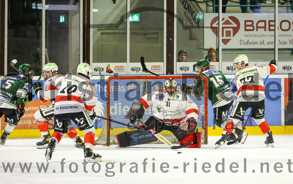 2023-10-29_062_TSV_Erding_gegen_TSV_Peissenberg | Erding, Deutschland, 29.10.2023:
Eishockey, Bayernliga Vorrunde 2023 / 2024, 5. Spieltag, TSV Erding gegen TSV Peißenberg, Endergebnis: 

Jakob Heigl (TSV Peissenberg, #10), Torwart Korbinian Sertl (TSV Peissenberg, #31), Elias Maier (Erding Gladiators, #15), Bernhard Schmid (TSV Peissenberg, #77)

Foto: Christian Riedel / fotografie-riedel.net