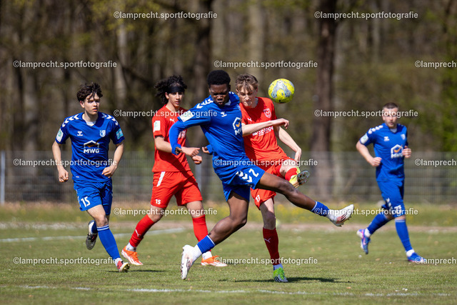 Fußball I Junioren I Saison 2025-2026 I DFB-Nachwuchsliga I 8. Spieltag I JFV Lübeck - 1. FC Magdeburg 135 | v.l. Stancy Chison Chukwemeka (2, 1. FC Magdeburg), Ben Breustedt (13, JFV Lübeck) - Realisiert mit Pictrs.com