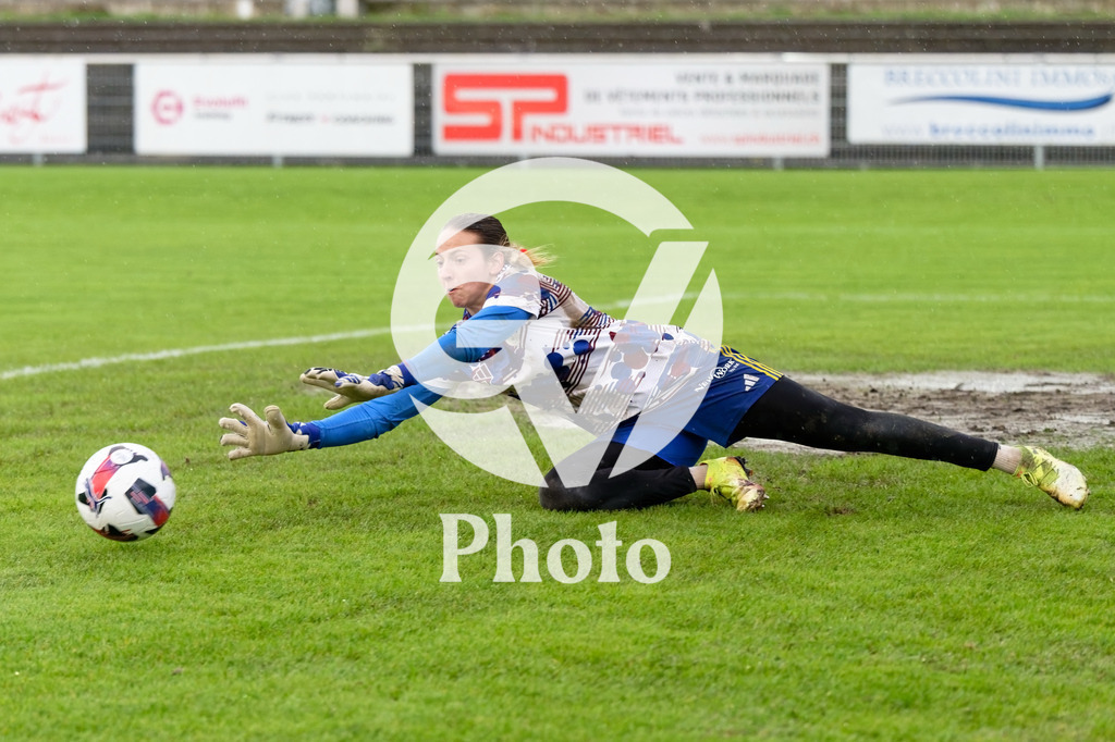 DZ8_6849_c | Switzerland: AXA Womens Super League 2025/26, Servette FC Chenois Feminin vs FC Aarau Frauen - Stade des Trois-Chene, Chene-Bourge: Enith Salon (1 Servette FC Chenois Feminin) during warm-up 