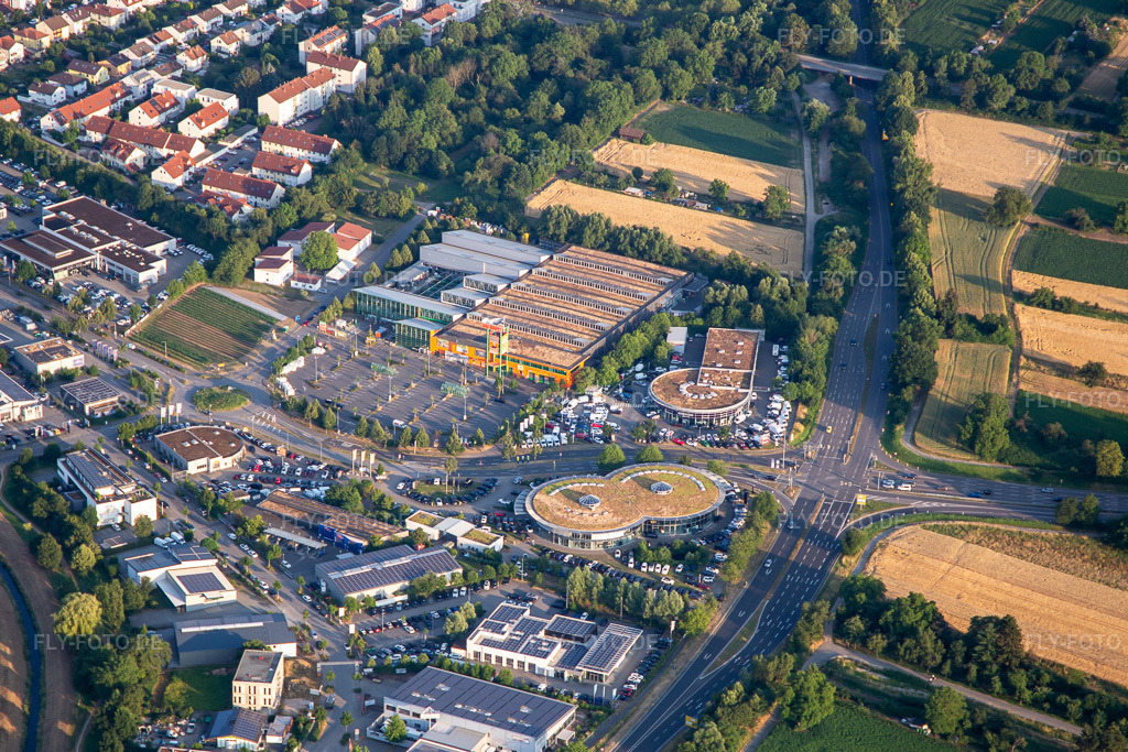 Luftbild: Autohaus Ebert GmbH & Co. KG und Globus Baumarkt Weinheim in Weinheim im Bundesland Baden-Württemberg in Deutschland. – Foto: IMG_137130.jpg vom 24.06.2023 durch Werner Riehm/FLY-FOTO.de – Auflösung des Originals: 5016 x 3344 px – Autowelt. Ebert – Globus Baumarkt | Online bestellen oder in Ihrem Markt reservieren