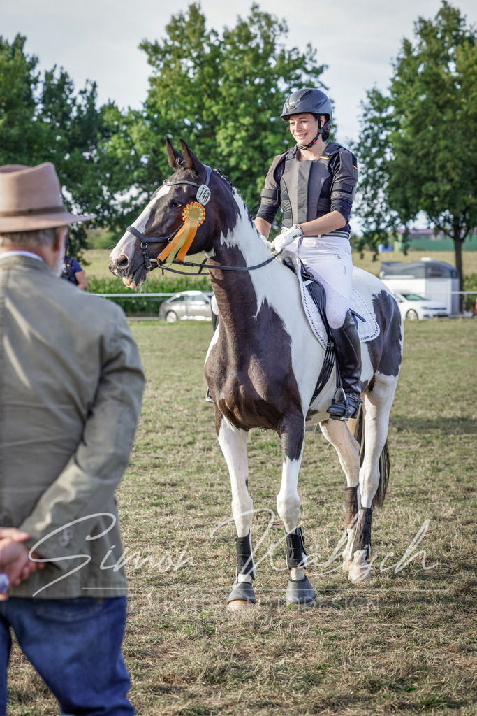 20250906-_3LI7988 | Tierfotografie Pferde, Hunde, Katzen, Haustiere.
Turnierfotografie Reitturniere, Reiten, Springreiten, Dressur in Hanau, dem Main-Kinzig-Kreis und dem Rhein-Main- Gebiet um Frankfurt