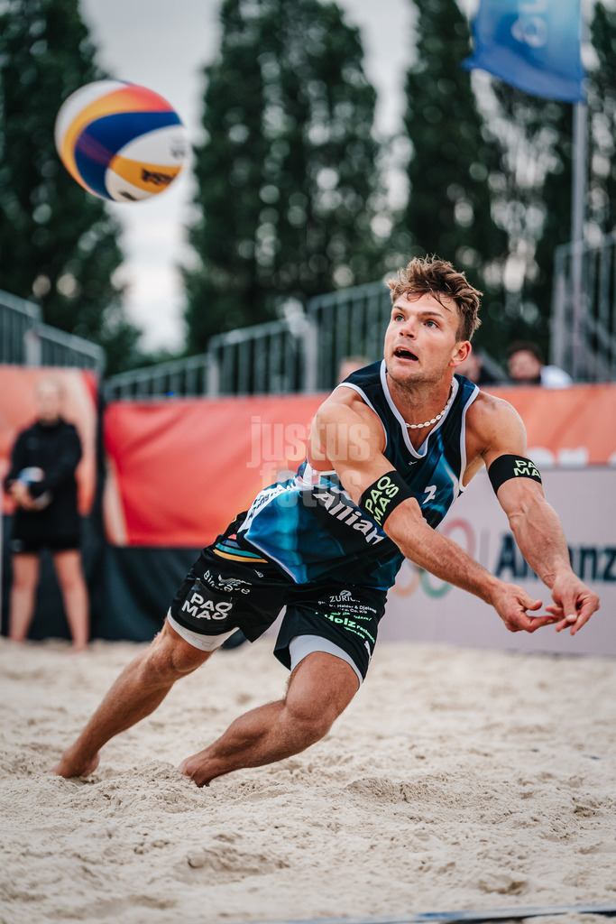 Beachvolleyball | Männer | German Beach Tour 2024 | Tourstop Bremen | 08.06.2024 | Daniel Kirchner springt zum Ball