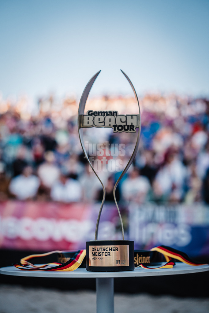 Beachvolleyball | Frauen und Männer | Deutsche Meisterschaften 2025 Timmendorfer Strand | 07.09.2025 | Symbolfoto Trophäe der Deutschen Meisterschaft