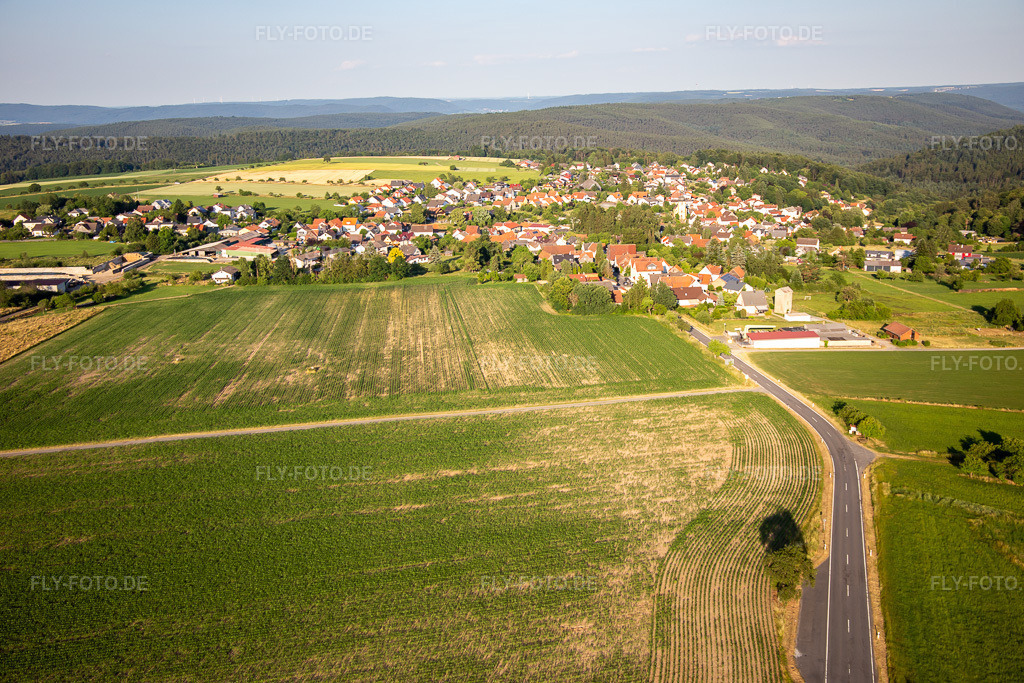 Luftbild: Ortsansicht von Westen im Ortsteil Vielbrunn in Michelstadt im Bundesland Hessen in Deutschland. Foto: IMG_137093.jpg vom 24.06.2023 durch Werner Riehm/FLY-FOTO.de