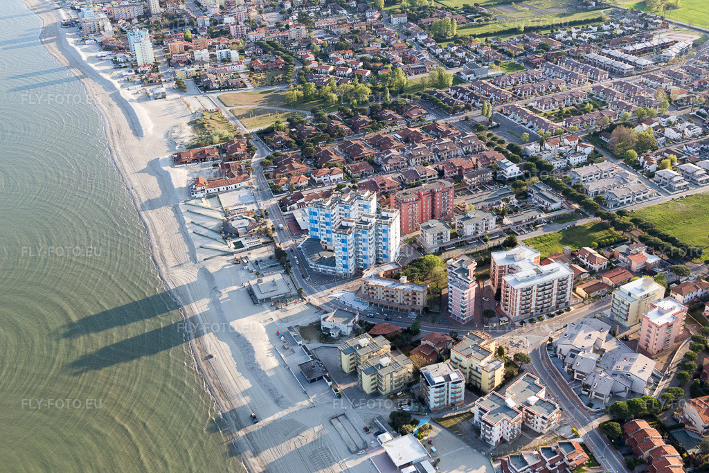 Vue aérienne: Vue de la ville à le quartier Lido di Pomposa-Lido degli Scacc in Comacchio dans le département Ferrara, Italie. Photo: IMG_098642.jpg prise le 06/04/2017 par Werner Riehm/FLY-FOTO.eu – Résolution de l'original: 5472 x 3648 px