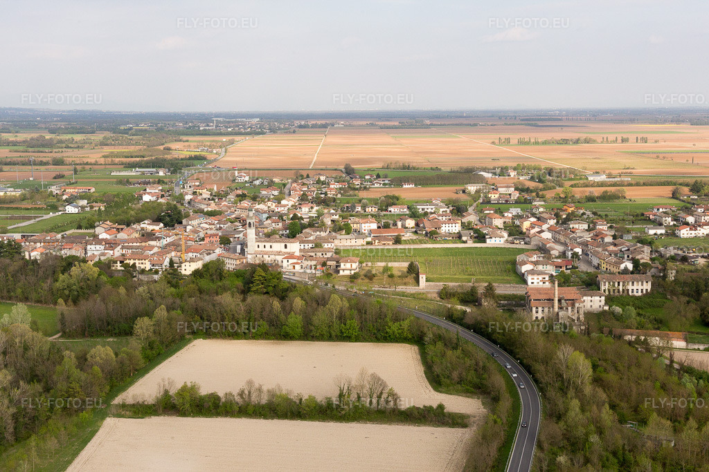 Vue aérienne: Vue de la ville à Dignano dans le département Frioul-Vénétie Julienne, Italie. Photo: IMG_098743.jpg prise le 07/04/2017 par Werner Riehm/FLY-FOTO.eu – Résolution de l'original: 5472 x 3648 px