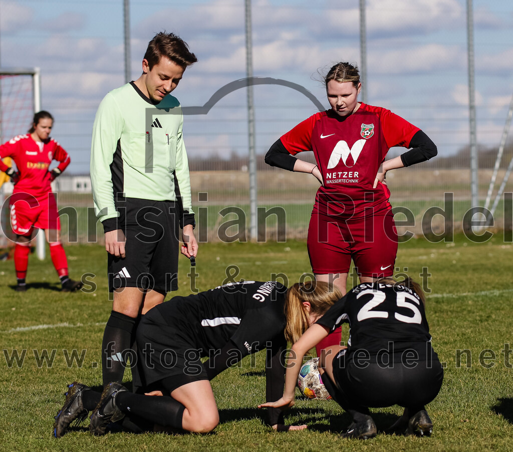 2024-02-25_067_FC_Schwaig_gegen_TSV_Eching | Oberding, Deutschland, 25.02.2024:
Fußball, Bezirksliga 2023 / 2024, Testspiel, FC Schwaig gegen TSV Eching, Endergebnis: 0:5

Schiedsrichter Dominik Dersein, Anna Zieglmeier (TSV Eching, #9), Sonja Ermair (TSV Eching, #25), Rebecca Wirl (FC Schwaig, #4)

Foto: Christian Riedel / fotografie-riedel.net