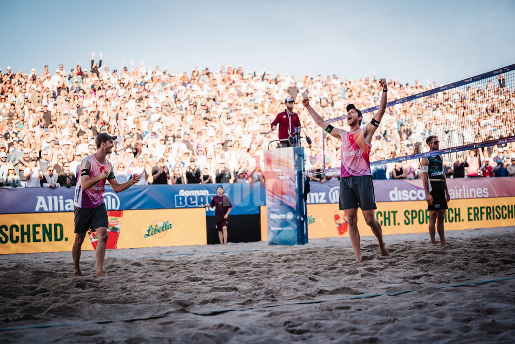 Beachvolleyball | Männer | Deutsche Meisterschaften 2025 Timmendorfer Strand | 07.09.2025 | v.l. Clemens Wickler und Nils Ehlers gewinnen die Bronzemedaille im Spiel um Platz drei und jubeln
