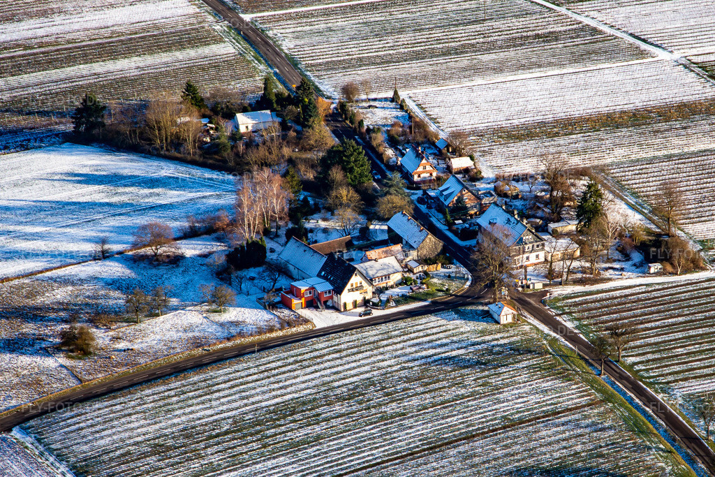 Luftbild: Landhotel Windhof im Winter bei Schnee in Schweighofen im Bundesland Rheinland-Pfalz in Deutschland. Foto: IMG_139726.jpg vom 16.01.2024 durch Werner Riehm/FLY-FOTO.de