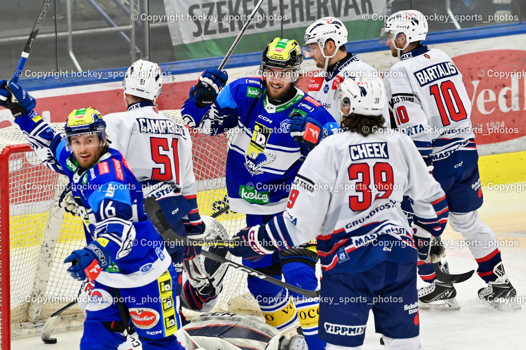 EC IDM Wärmepumpen VSV vs. Hydro Fehervar AV19  | Jubel EC VSV Mannschaft, #10 Bartalis Istvan HYDRO FEHERVAR, Tor EC VSV, #39 Cheek Trevor HYDRO FEHERVAR, #51 Campbell Timothy HYDRO FEHERVAR, #8 Rebernig Maximilian EC VSV, #35 Horvath Dominik HYDRO FEHERVAR, EC IDM Wärmepumpen VSV vs. Hydro Fehervar AV19 , EC IDM Wärmepumpen VSV vs. Hydro Fehervar AV19  am 01.01.2025 in Villach (Stadthalle Villach), Austria, (Photo by Bernd Stefan)
