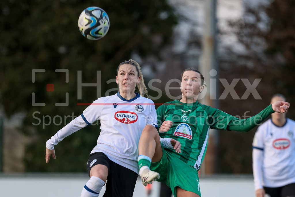 Fussball, Testspiel Frauen, DSC Arminia Bielefeld - SV Werder Bremen | v.li.: Pamela Jahn (Arminia Bielefeld, 8) und Larissa Mühlhaus (SV Werder Bremen, 7) im Zweikampf, Duell, Dynamik, Aktion, Action, Spielszene