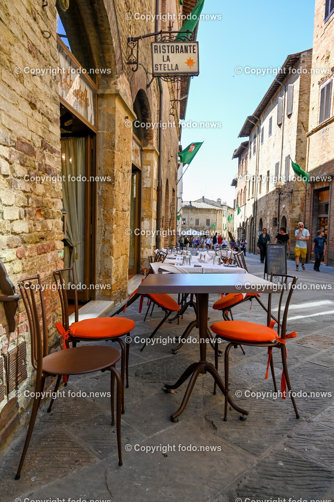 Italien_ Toskana_ San Gimignano_ 31.05.2024-175 | 31.05.2024, Italien, ITA, Toskana, San Gimignano im Bild Stadtansichten Gebäude, Architektur, Touristen, Historisch, Souvenir, Ansichten der berühmten Stadt San Gimignano in der Toskana-Italien - View of the famous town San Gimignano in Tuscany-ItalySan Gimignano ist eine italienische Kleinstadt in der Toskana mit einem mittelalterlichen Stadtkern. San Gimignano wird auch die Stadt der Türme genannt. Die Stadt liegt in der Provinz Siena. Sie gehört neben Florenz, Siena und Pisa zu den von Touristen meist besuchten Zielen in der Toskana.
