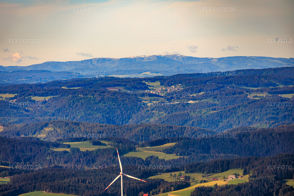 Luftbild: Schnee auf dem Feldberg Mitte Mai aus Nordosten im Ortsteil Rinken in Hinterzarten im Bundesland Baden-Württemberg in Deutschland.Foto: IMG_156493.jpg vom 17.05.2026 durch Werner Riehm/FLY-FOTO.deAuflösung des Originals: 6000 x 4000 px
