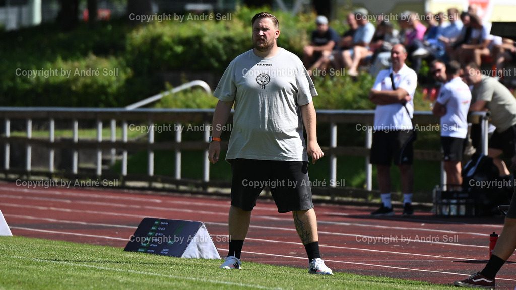 TSV Bordesholm vs. TSV Flintbek | Trainer Daniel Blum (Bordesholm) / Fußball-Verbandsliga Ost Männer 2025/2026 / TSV Bordesholm vs. TSV Flintbek / Sportanlage Platz A / 24582 Bordesholm / 16.08.25 - Realisiert mit Pictrs.com