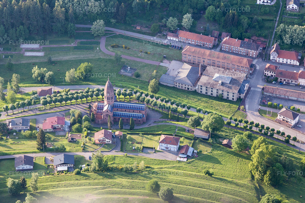 Aerial view: Église Saint-Louis de Saint-Louis-lès-Bitche in Saint-Louis-lès-Bitche in the state Moselle, France. – Photo: IMG_107261.jpg taken on 05/18/2018 by Werner Riehm/FLY-FOTO.com – Resolution of the original: 5104 x 3403 px