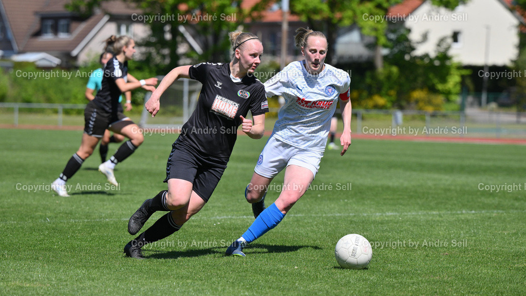 SV Henstedt-Ulzburg vs Holstein Kiel | Jennifer Michel (SVHU #77) / Jasmin Grosnick (Holstein #3) / Fußball-Regionalliga Nord Frauen 2024/2025 / 21. Spieltag, SV Henstedt-Ulzburg vs Holstein Kiel / Beckersberg A-Platz / Henstedt-Ulzburg / 11.05.25 - Realisiert mit Pictrs.com
